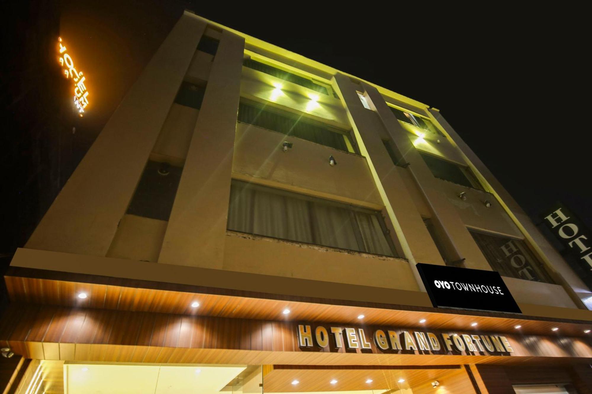 Super Townhouse Grand Fortune Amritsar Exteriör bild